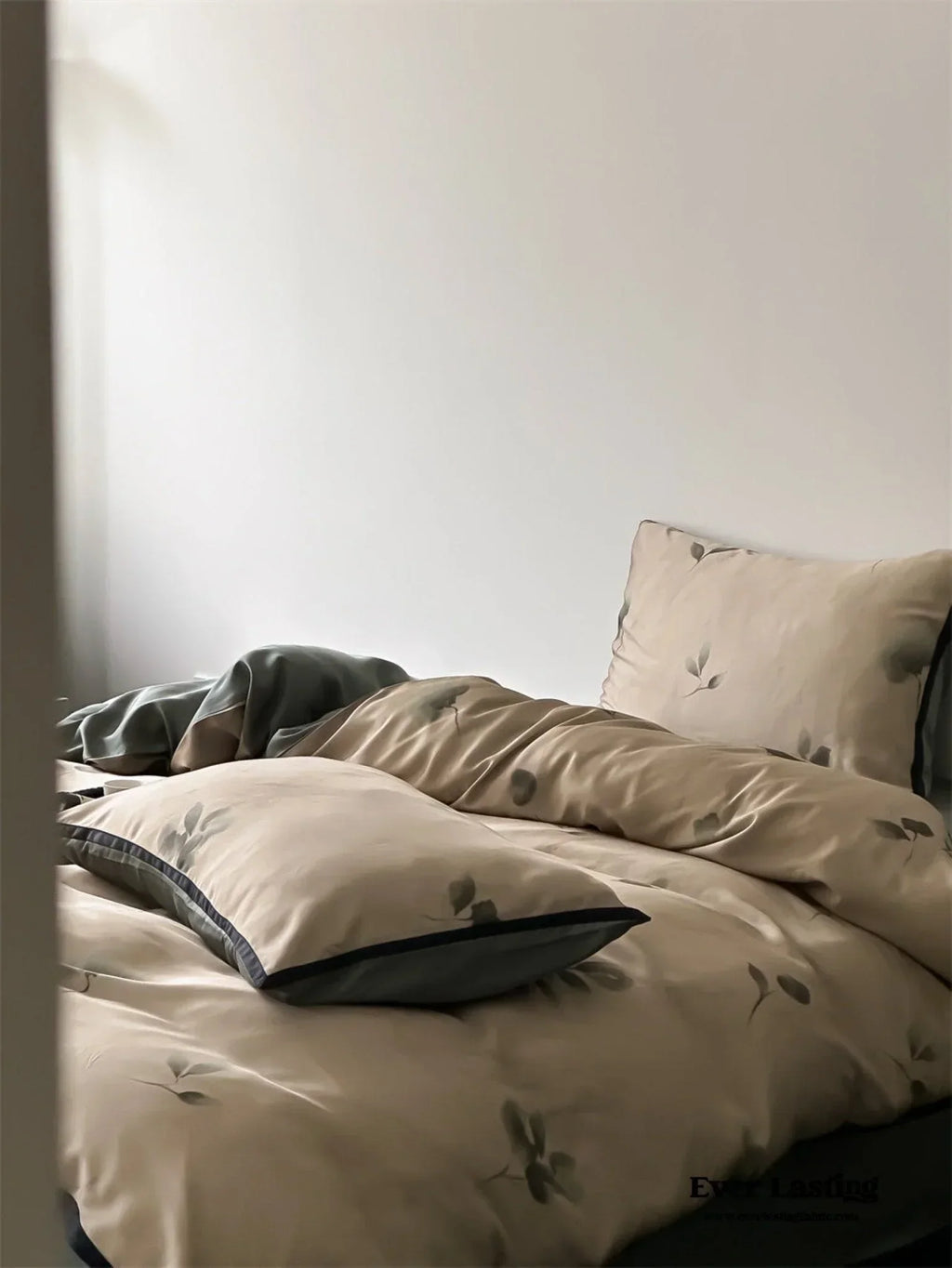 Twilight Zone Silky Tencel Bedding Set / White + Gray Ever Lasting