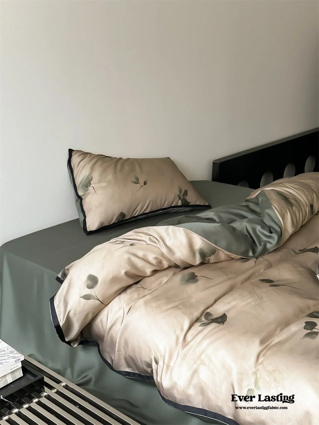 Twilight Zone Silky Tencel Bedding Set / White + Gray Ever Lasting