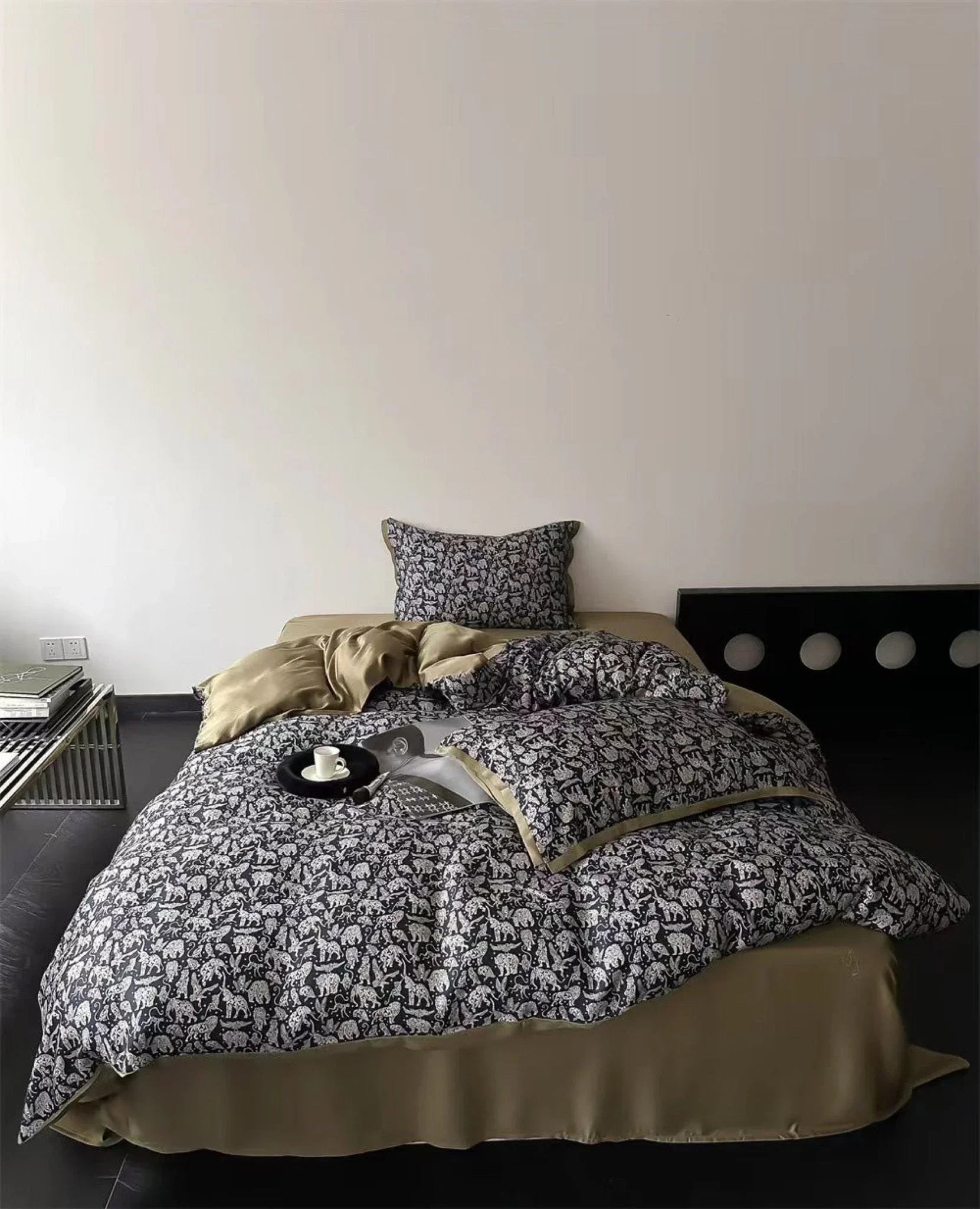 Twilight Zone Silky Tencel Bedding Set / White + Gray Ever Lasting