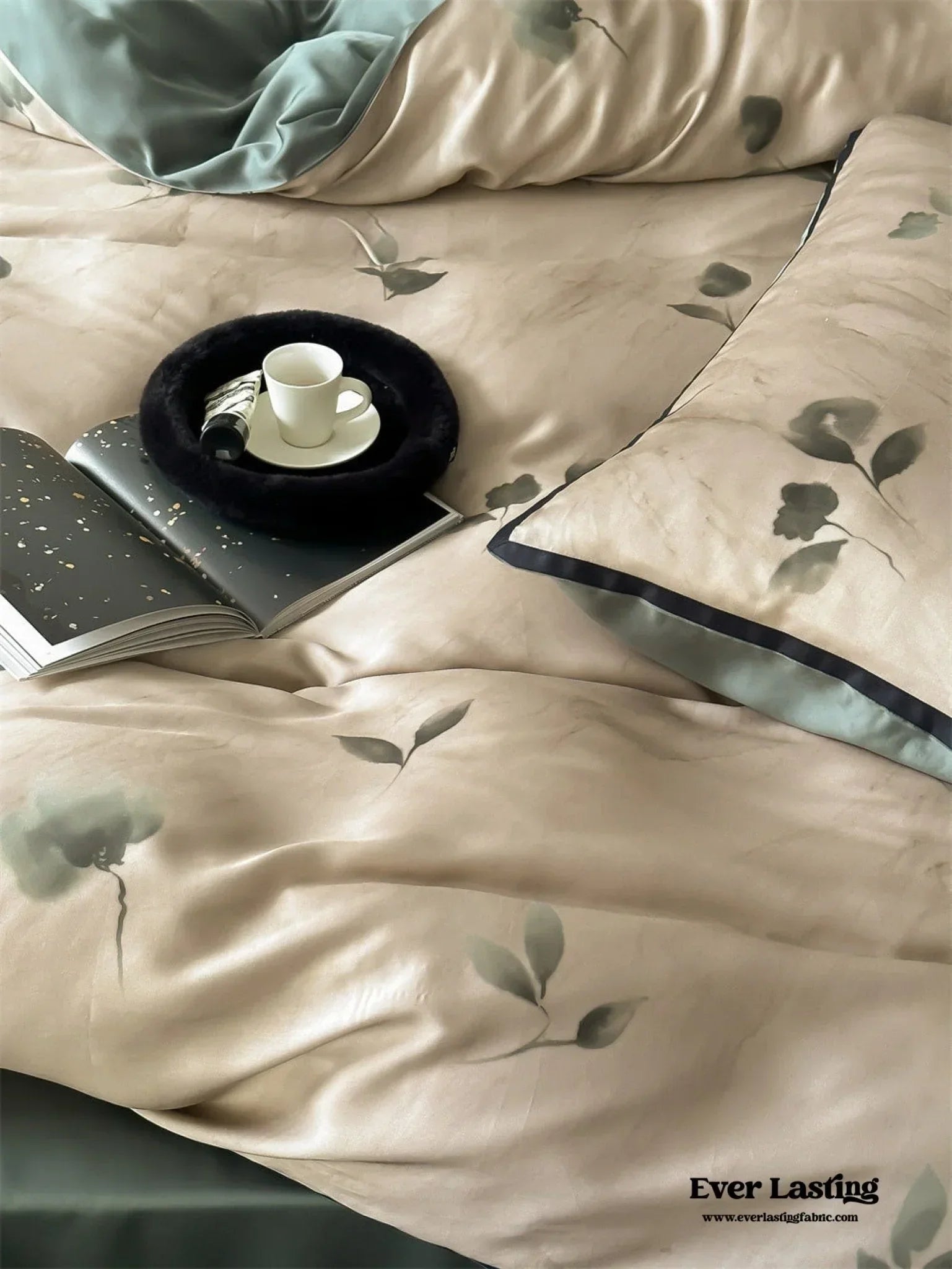 Twilight Zone Silky Tencel Bedding Set / White + Gray Ever Lasting
