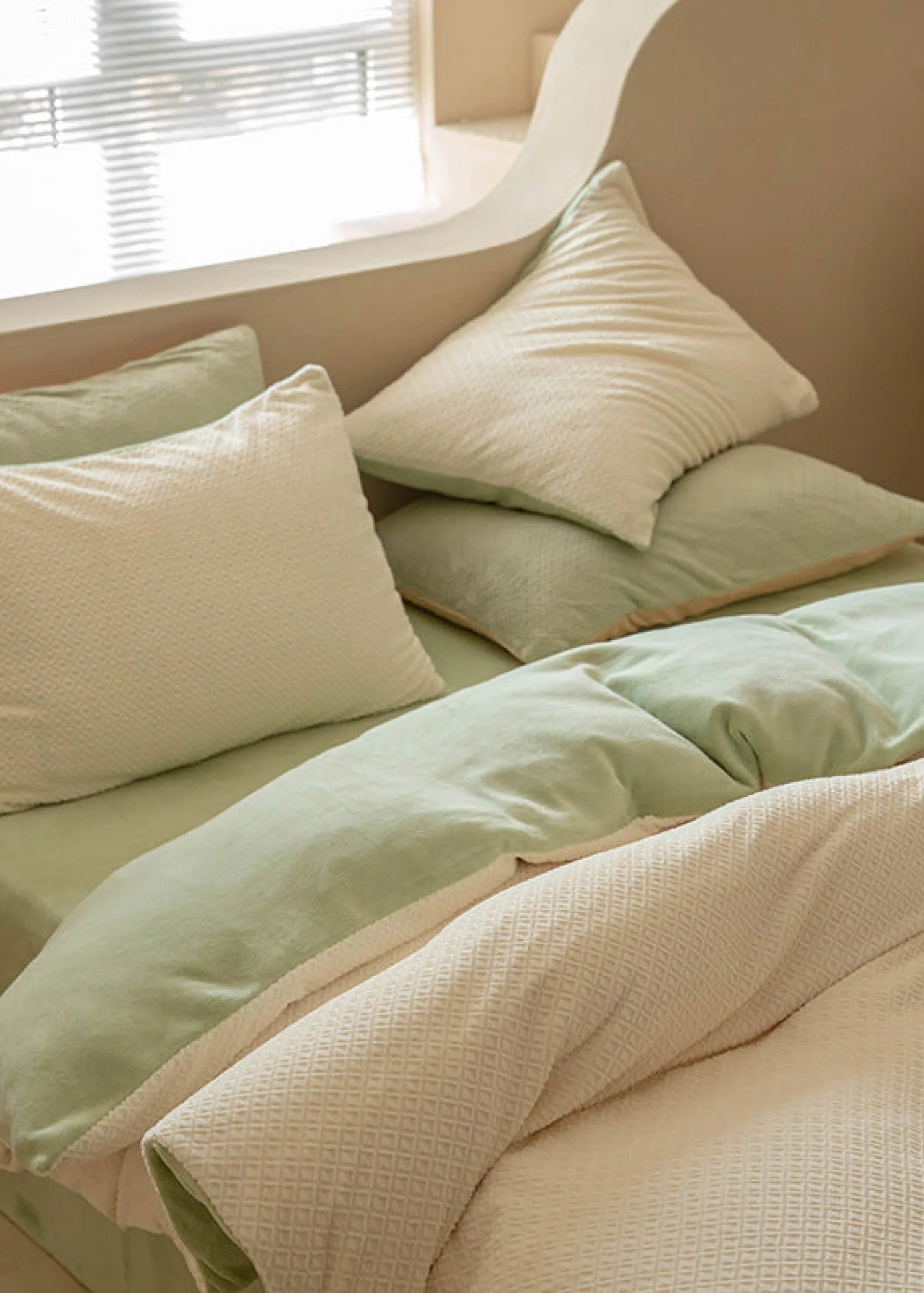 Velvet Buttoned Bedding Set / Orange Ever Lasting