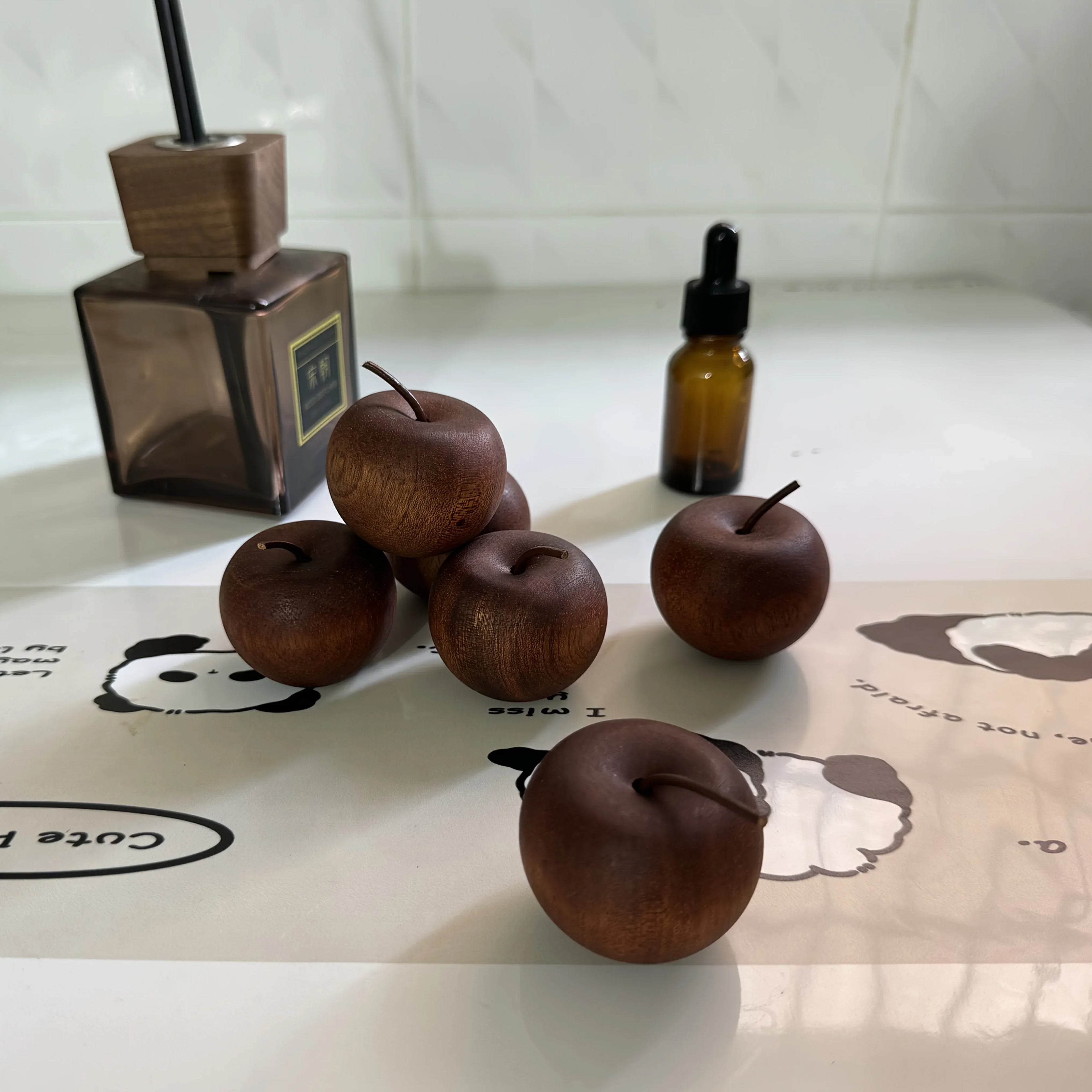 A Randomly Styled Natural Wood Aroma Diffuser with Elegant Wood Grain, Non-Flammable, Perfect Gift Choice - Enhances Air Quality, Apple-Shaped Fragrance Diffuser with Natural Wood Texture, Suitable for Home, Car, Office, Bath House Of Avana