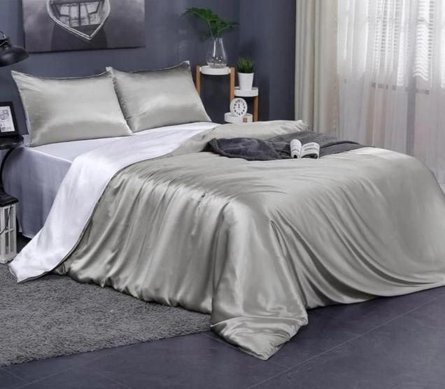 Luxury Seamless 19 Momme Mulberry Silk 4 pieces Bedding Set - 1 Queen or King Seamless Duvet Cover, 1 Pure Flat Sheet and 2 Terse Pillowcases - House Of Avana